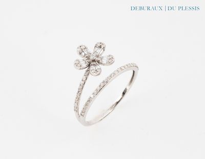 un gros plan d'une bague ornée d'une fleur