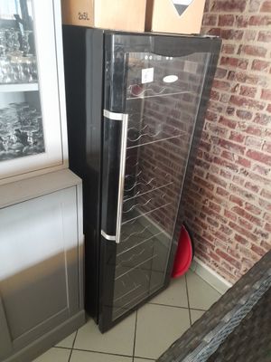 deux réfrigérateurs placés l'un à côté de l'autre dans la cuisine
