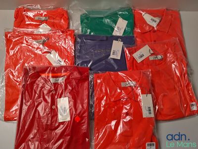 six paires de t-shirts rouges, verts, bleus et orange dans des sacs en plastique