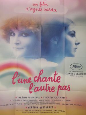 une affiche de film représentant le visage d'une femme avec un arc-en-ciel en arrière-plan
