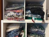 une armoire contenant de nombreux types de vêtements différents