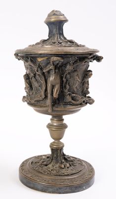 Calice en bronze à patine nuancée, la panse à décor de frise…