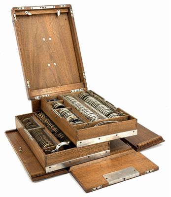 une boîte en bois contenant un ensemble d'argenterie