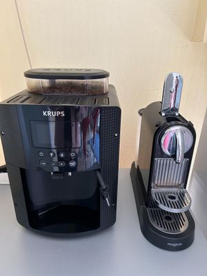 une cafetière et une cafetière posées sur un plan de travail