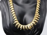 un collier en or sur un mannequin, un mannequin, un mannequin, un mannequin, un mannequin, un mann