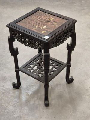 une image représentant une petite table avec un plateau en bois et des pieds en métal
