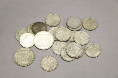 Lot de PIECES en argent Turin comprenant dix-neuf 10 francs …
