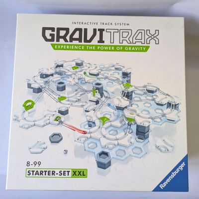 une boîte contenant un jeu sur une table