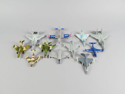 de nombreux avions de chasse alignés les uns à côté des autres
