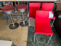 3 chaises cuir rouge piétement finition alu + 2 tabourets ch…
