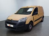 une camionnette Citroën garée dans une grande pièce aux murs blancs