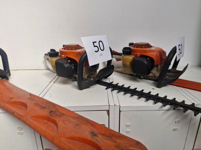 deux tronçonneuses posées sur une table