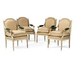 quatre chaises et une table dans une pièce sur fond blanc