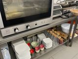 un micro-ondes posé sur une table dans une cuisine