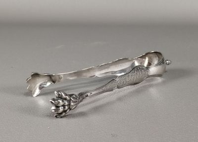 une cuillère ornée d'une fleur, posée sur une table