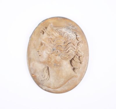 gros plan d'une pièce de monnaie sur laquelle figure un visage de femme