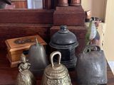 plein de clochettes posées sur une table devant un miroir