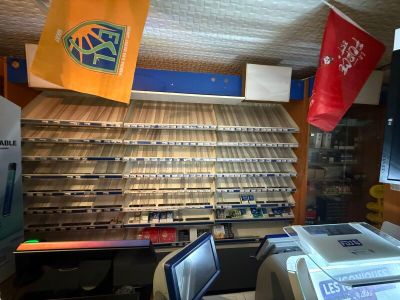 de nombreuses piles de papiers sur les étagères de la pièce