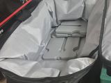 deux bagages posés l'un à côté de l'autre sur une étagère