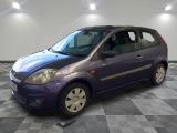 la photo d'une voiture violette garée dans un garage
