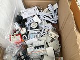 une boîte en carton remplie d'appareils électroniques et de câbles