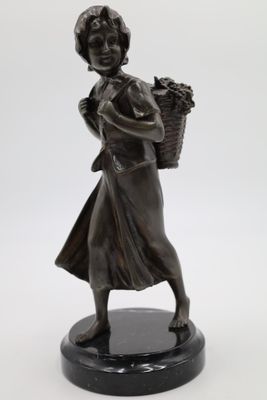 Régule figurant une jeune femme à la corbeille de raisin rep…