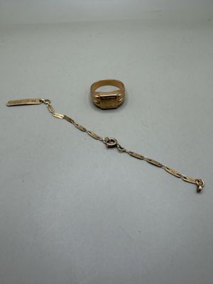 Une chevalière gravée MCM et un bracelet d'identité d'enfant… - Photo 1