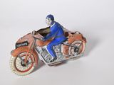 une figurine représentant un homme à moto sur un fond blanc