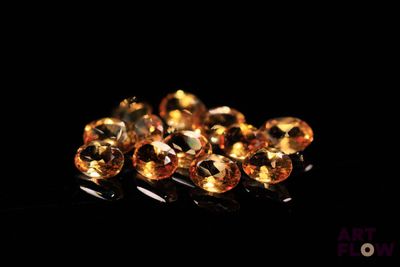 un gros plan sur un bouquet de diamants jaunes posés sur une surface noire
