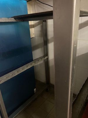 une étagère en métal avec une porte bleue dans une pièce