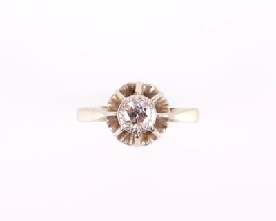 gros plan d'une bague en diamant sur fond blanc