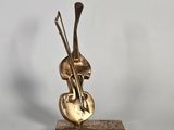 sculpture en laiton représentant un homme jouant du violon, posée sur un socle en marbre