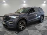 Un Ford Explorer gris de 2020 est garé sur un sol à damier