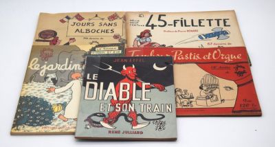 plusieurs livres sont empilés sur une table