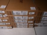 plusieurs cartons empilés les uns sur les autres sur un sol carrelé