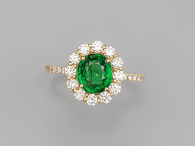 Bague en or jaune 750°/°° (18K), sertie d'un grenat vert tsa…