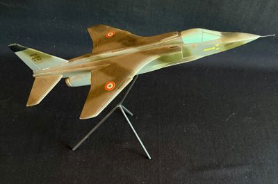 une maquette d'avion de chasse posée sur un socle