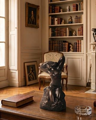 une statue représentant un chien assis sur une table dans un salon