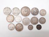 un assortiment de pièces de monnaie en argent et en argent sur une surface blanche