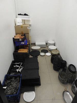 une photo d'une pièce où il y a beaucoup d'objets par terre