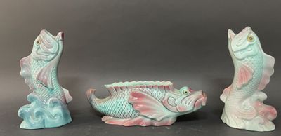 trois figurines de poissons posées sur une table