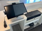 un bureau sur lequel se trouvent un écran, un clavier, une souris et d'autres éléments