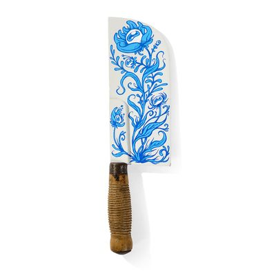 un couteau orné d'un motif bleu sur un fond blanc