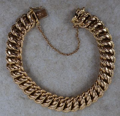 un bracelet en chaîne d'or muni d'un fermoir