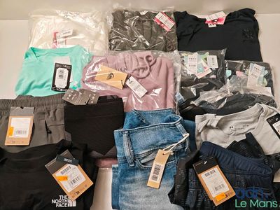 un tas de vêtements posés sur une table