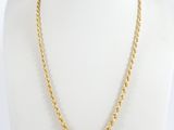 un collier en or sur un mannequin mannequin mannequin mannequin mannequin mannequin mannequin mannequin mannequin mannequin