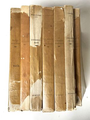 plusieurs vieux livres sont empilés sur une table