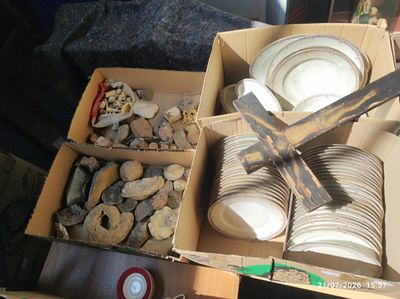 une boîte remplie d'assiettes et de bols, dans laquelle se trouve un couteau