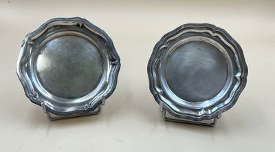 une paire de plats argentés sur des socles