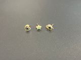une paire de boucles d'oreilles en or ornées d'émeraudes